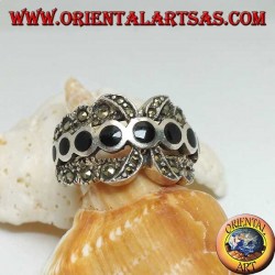 Bague en argent à bande X avec une rangée de disques ronds en onyx entre la marcassite