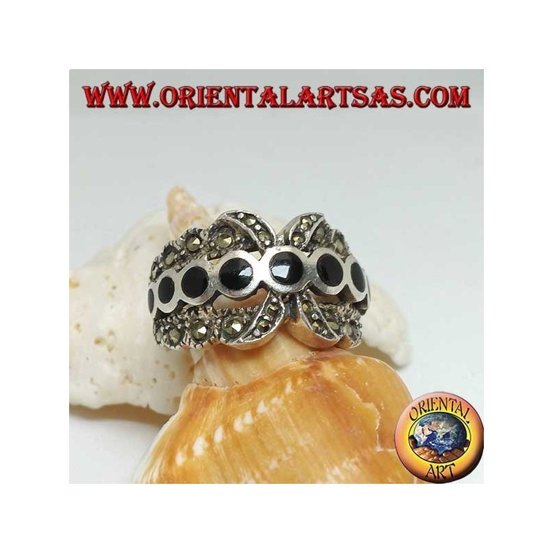 Anello in argento a fascia X con una fila di dischetti tondi di onice tra marcassite
