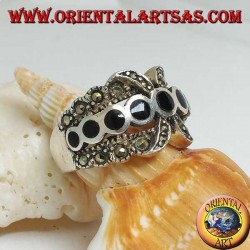 Bague en argent à bande X avec une rangée de disques ronds en onyx entre la marcassite