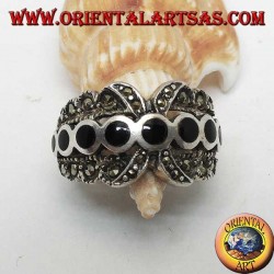 Anillo plateado de banda X con una hilera de discos redondos de ónix entre marcasita