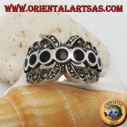 Anillo plateado de banda X con una hilera de discos redondos de ónix entre marcasita