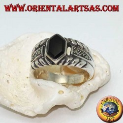 Anillo con banda de plata con ónix hexagonal y marcasita en los lados.
