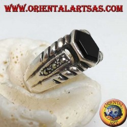 Bague en argent avec onyx hexagonal et marcassite sur les côtés