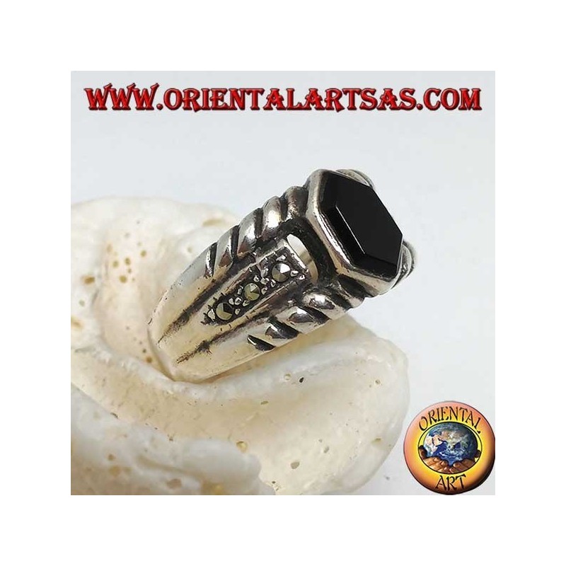 Anillo con banda de plata con ónix hexagonal y marcasita en los lados.