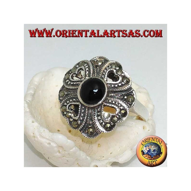 Anello in argento con onice tonda contornata da quattro cuori traforati e marcassite