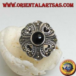 Bague en argent avec onyx rond entouré de quatre cœurs ajourés et marcassites