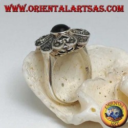 Anillo de plata con ónix redondo rodeado de cuatro corazones calados y marcasita