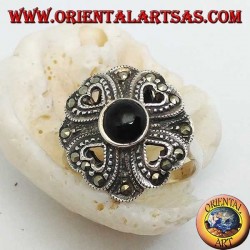 Bague en argent avec onyx rond entouré de quatre cœurs ajourés et marcassites