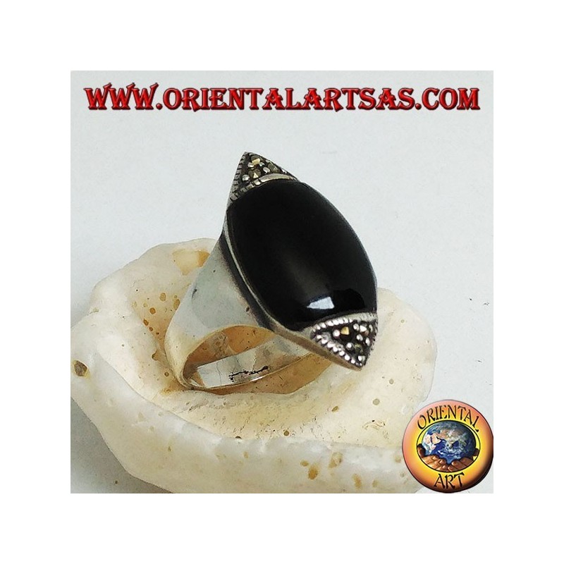 Silver ring in the shape of a vertical eye in onyx and marcasite on the tips