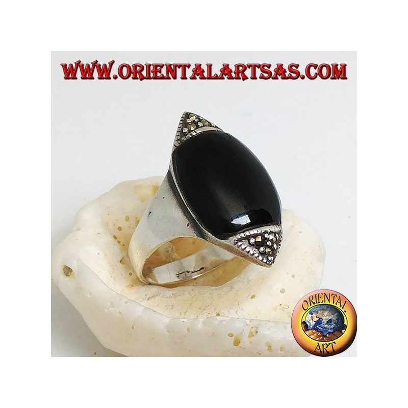 Anello in argento a forma di occhio in verticale in onice e marcassite sulle punte