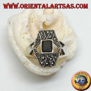 Bague en argent avec onyx rectangulaire chevauchant X et hexagone avec marcassite
