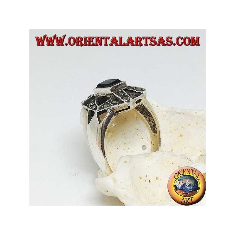 Silberring mit rechteckigem Onyx überlappt X und Sechseck mit Markasit