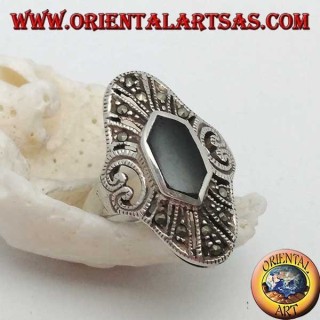 Anello in argento ellittico con onice esagonale e marcassite e cuore traforato sui lati