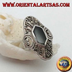 Anillo elíptico de plata con ónix hexagonal y marcasita y corazón perforado en los lados.