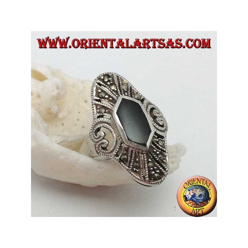 Anillo elíptico de plata con ónix hexagonal y marcasita y corazón perforado en los lados.
