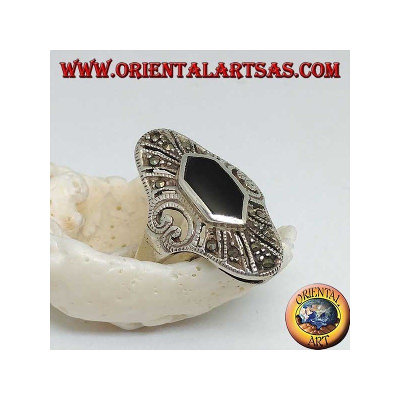 Bague elliptique en argent avec onyx hexagonal et marcassite et coeur perforé sur les côtés