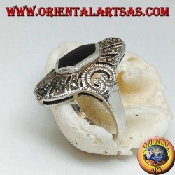 Anillo elíptico de plata con ónix hexagonal y marcasita y corazón perforado en los lados.