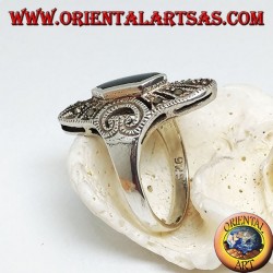 Bague elliptique en argent avec onyx hexagonal et marcassite et coeur perforé sur les côtés