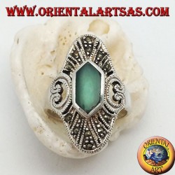 Anillo elíptico de plata con ágata verde hexagonal y marcasita y corazón calado a los lados