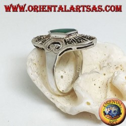 Anillo elíptico de plata con ágata verde hexagonal y marcasita y corazón calado a los lados
