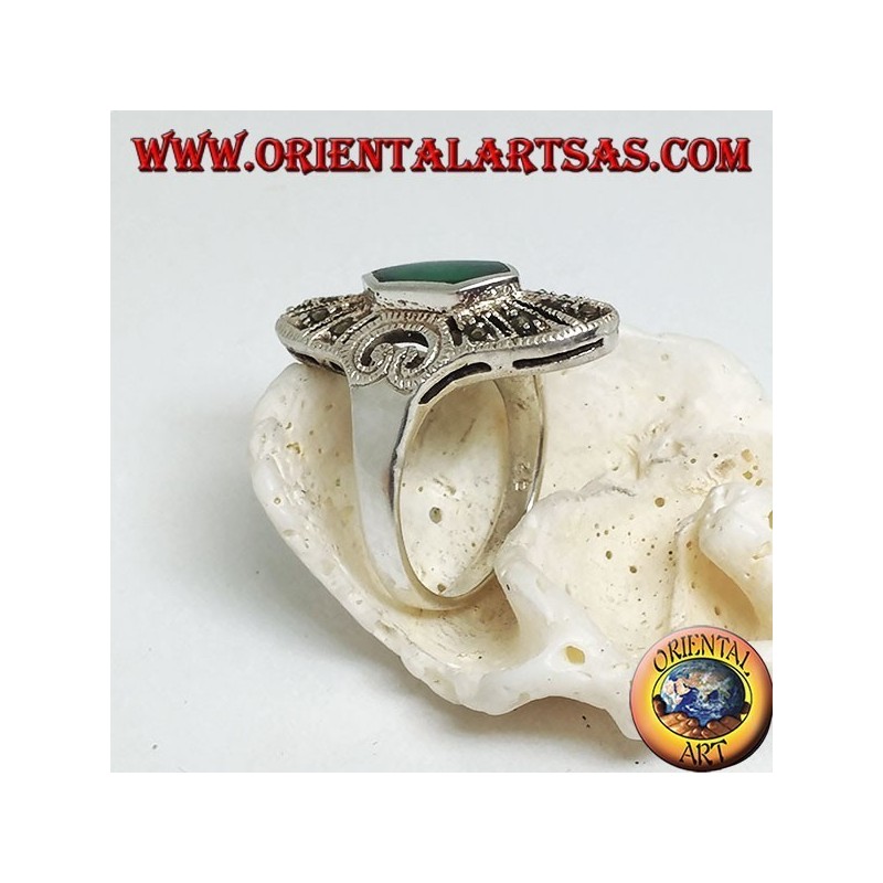 Anillo elíptico de plata con ágata verde hexagonal y marcasita y corazón calado a los lados