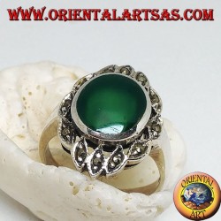 Anillo de plata con ágata verde ovalada rodeada de elipses con marcasita