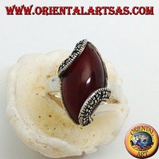 Anello in argento con corniola cabochon a navetta e due semicerchi di marcassite 