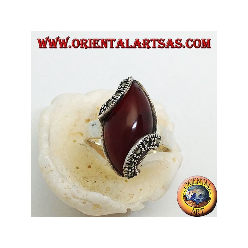 Bague en argent avec navette cabochon cornaline et deux demi-cercles en marcassite