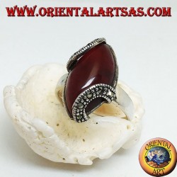 Bague en argent avec navette cabochon cornaline et deux demi-cercles en marcassite