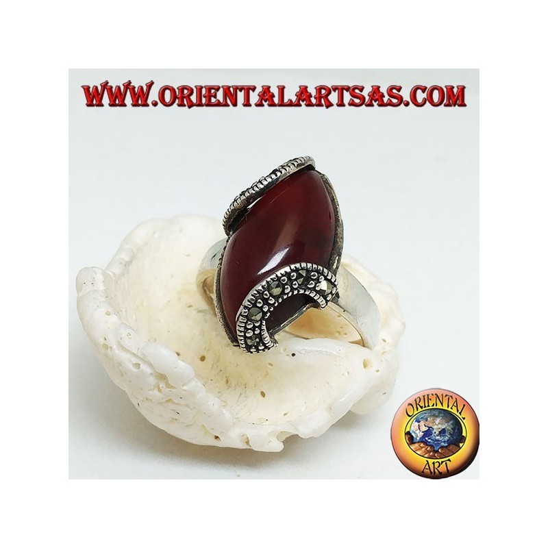 Anillo de plata con cabujón de cornalina y dos semicírculos de marcasita