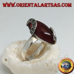 Bague en argent avec navette cabochon cornaline et deux demi-cercles en marcassite