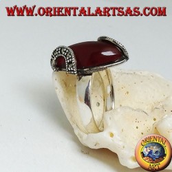 Anillo de plata con cabujón de cornalina y dos semicírculos de marcasita