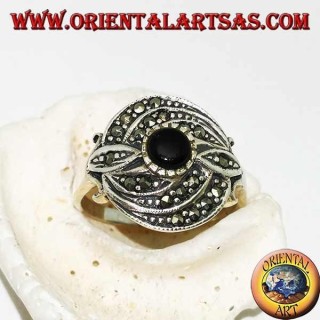 Anillo de plata con ónice redondo y triple línea concéntrica de marcasita.