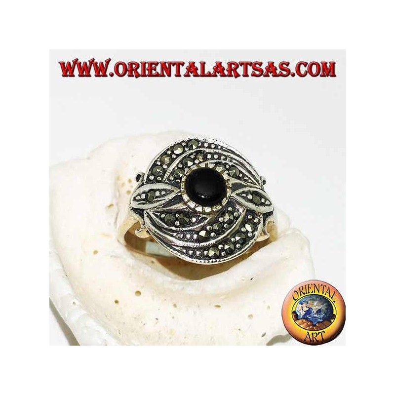 Anillo de plata con ónice redondo y triple línea concéntrica de marcasita.