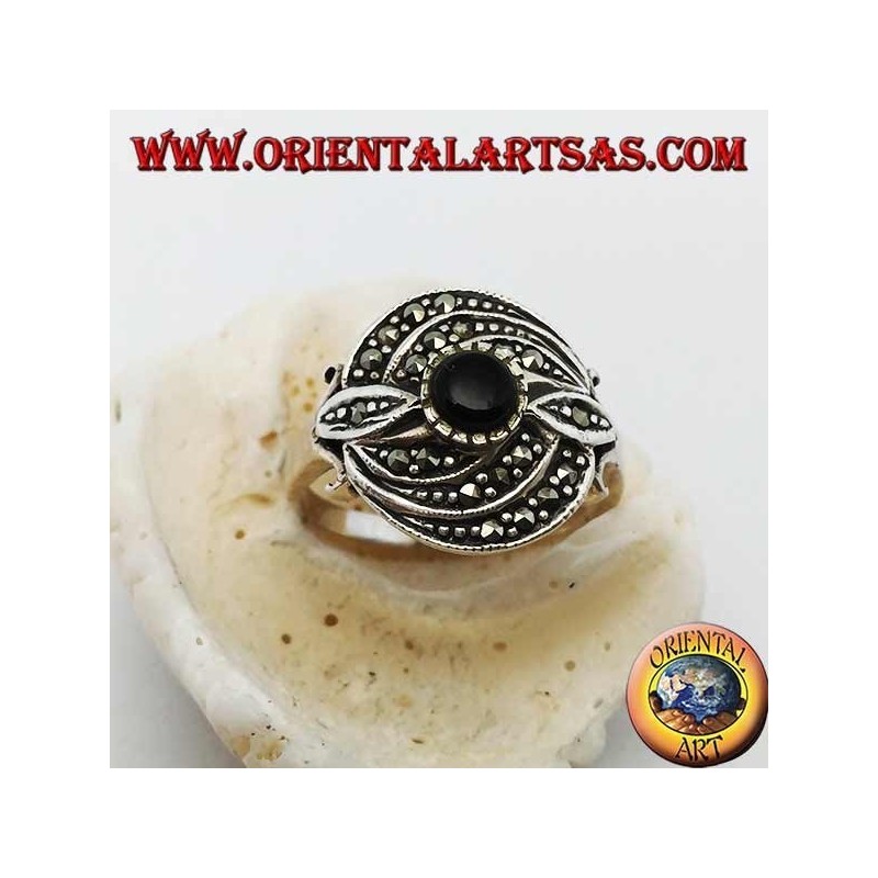 Anello in argento con onice tonda e tripla linea concentrica di marcassite