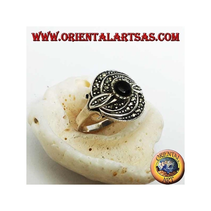 Bague en argent avec onyx rond et triple ligne concentrique de marcassite