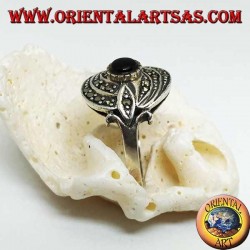 Bague en argent avec onyx rond et triple ligne concentrique de marcassite