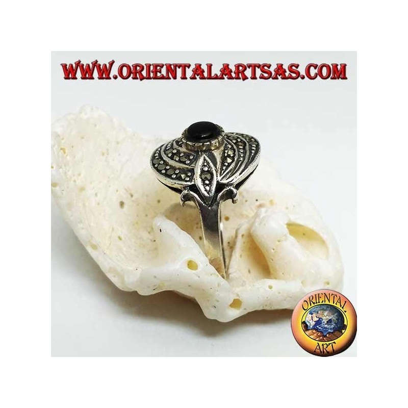 Anello in argento con onice tonda e tripla linea concentrica di marcassite