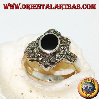 Anillo de plata con ónice ovalado rodeado de marcasita con una banda oblicua