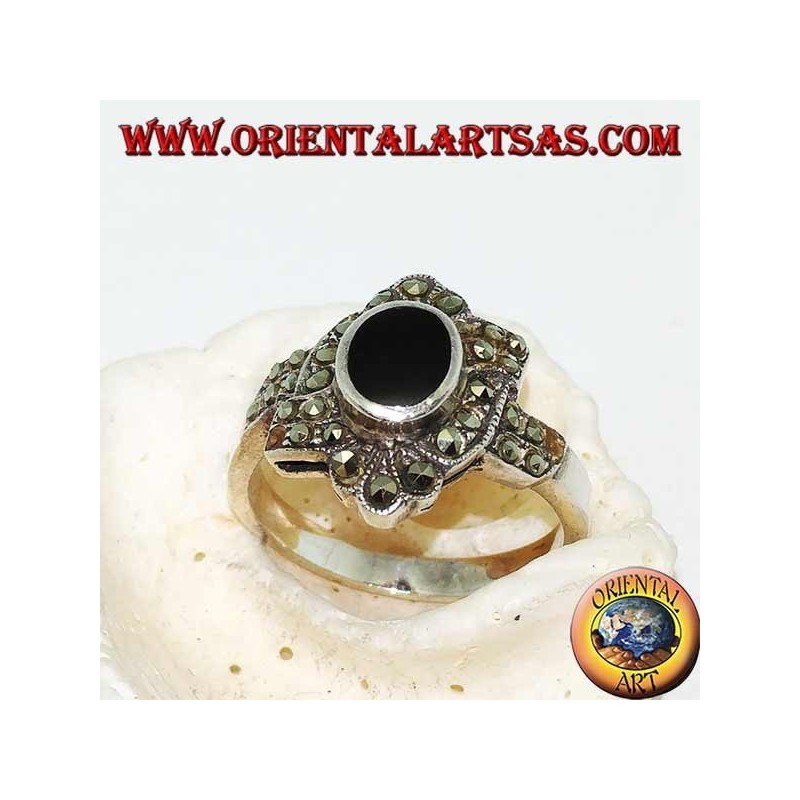 Silberring mit ovalem Onyx, umgeben von Markasit mit einem schrägen Band