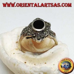 Anillo de plata con ónice ovalado rodeado de marcasita con una banda oblicua