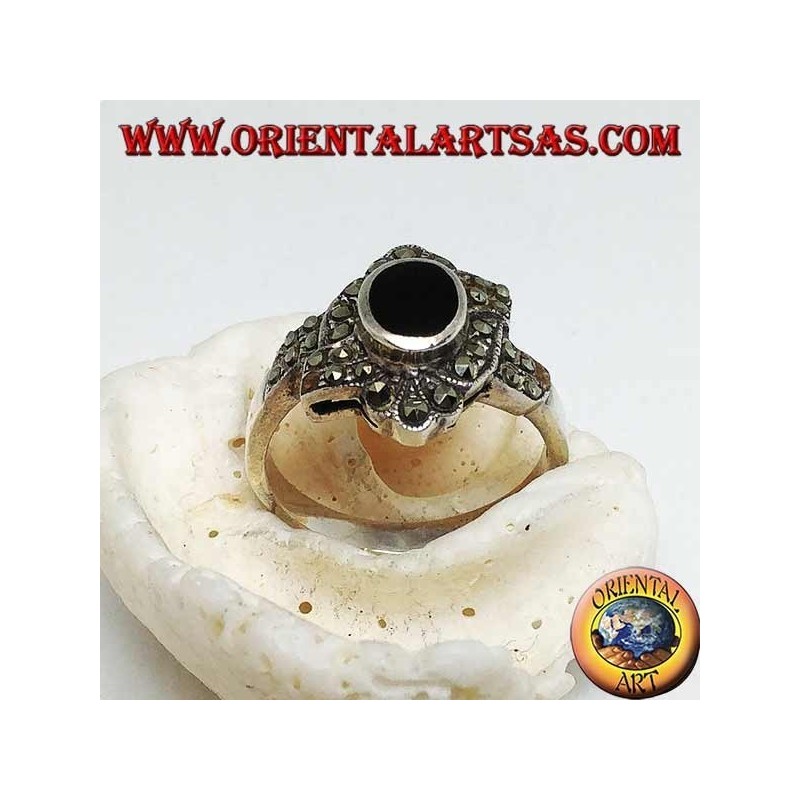 Silberring mit ovalem Onyx, umgeben von Markasit mit einem schrägen Band