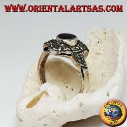 Bague en argent avec onyx ovale entouré de marcassite avec une bande oblique
