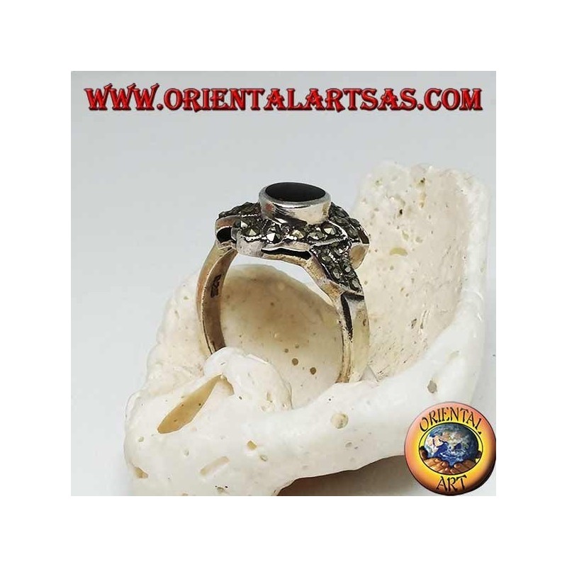 Bague en argent avec onyx ovale entouré de marcassite avec une bande oblique