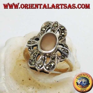 Anello in argento con agata ovale contornata da croce a tripla linea traforata con marcassite