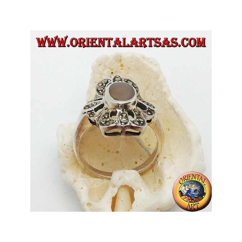 Anillo de plata con ágata ovalada rodeada por una línea triple cruzada con marcasita