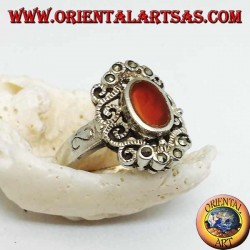 Bague en argent avec cornaline ovale couronnée de décorations sinueuses avec marcassite