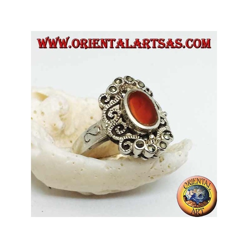 Anillo de plata con cornalina ovalada coronada con decoraciones sinuosas con marcasita