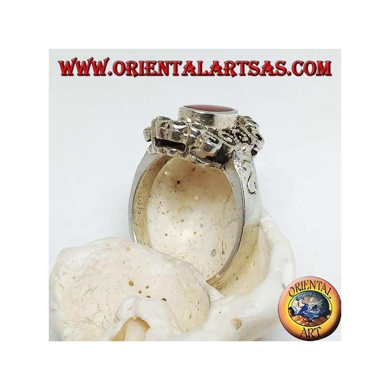 Bague en argent avec cornaline ovale couronnée de décorations sinueuses avec marcassite