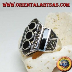 Anillo de plata con hileras verticales de ónix rectangular y disquetes y marcasitas.